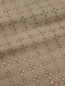 Мерный лоскут - Шитье "Мелкие четырехлистники" цв.кофе с молоком, об.ш.1.5м, ш.выш.части 1.35м