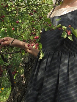 Сарафан на изящных бретельках, сшитый из натуральной пестряди