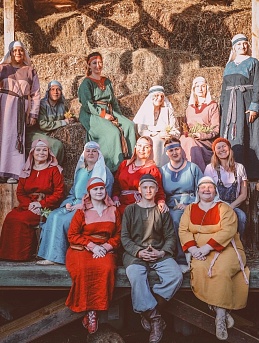 Костюмы сшитые вручную в историческом стиле из льна