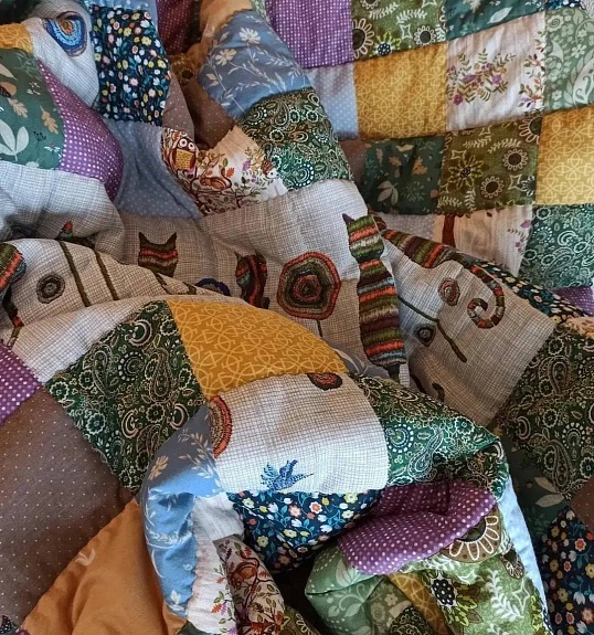 Лоскутное одеяло - квадраты из рогожки и ситца