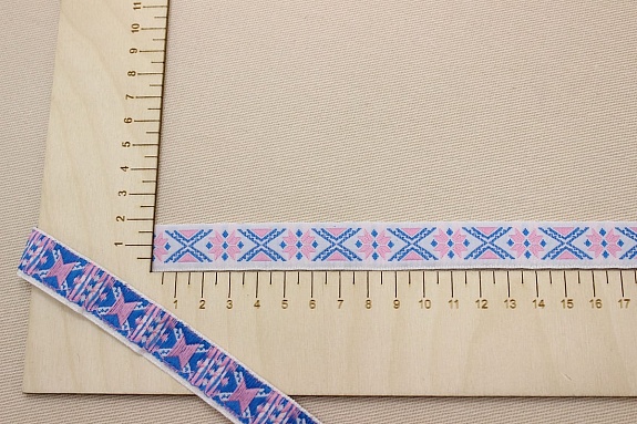 Жак.лента 18мм Св.розовый/лазурный орнамент на белом