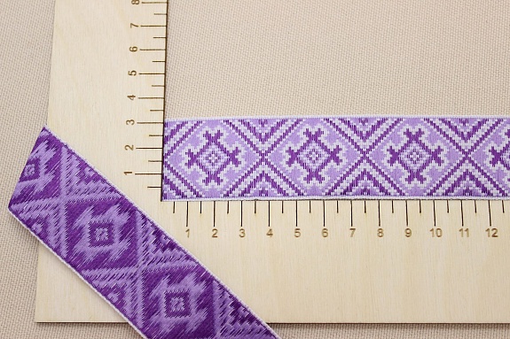 Жак.лента 32мм Сиреневый орнамент на белом