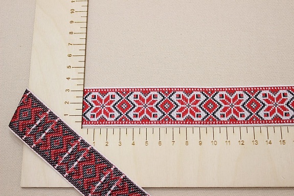 Жак.лента 32мм Красно-черный орнамент на белом, рис.9624/1