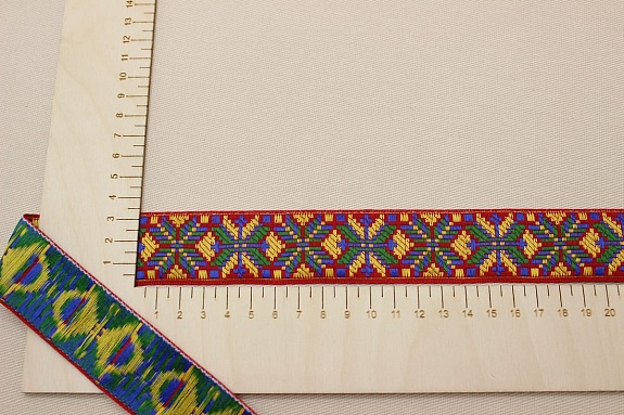 Жак.лента 33мм Вышивка (цв.зеленый/желтый/василек) на красном