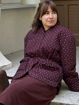 Стильная фуфаечка из плательного хлопка в вишневых оттенках