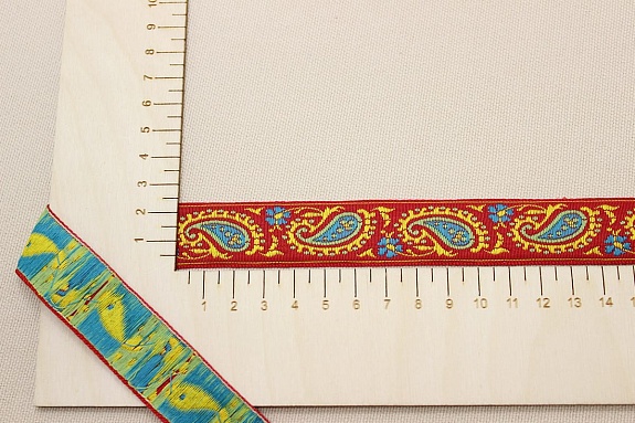 Жак.лента 23мм Желто-лазурные огурцы на красном