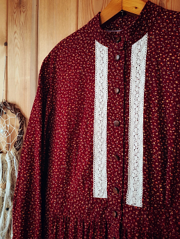 Платье из Микровельвета "Маленькие лютики на темно-малиновом"