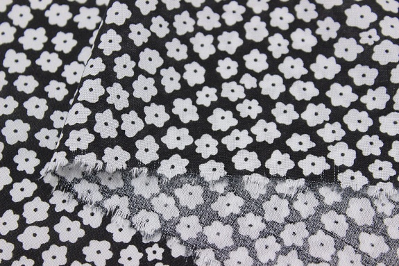 Штапель "Маленькие белые цветочки на черном", ш.1.44м, вискоза-100%, 90гр/м.кв
