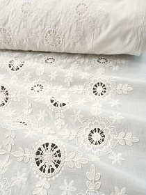 Вышитая ткань "Цветочная орбита" цв.молочно-белый , ш.1.48м (вышит.часть1.3м), хл-100%, батист, 80гр/м.кв 