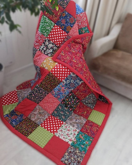 Лоскутное одеяло в русском стиле и декоративные подушки