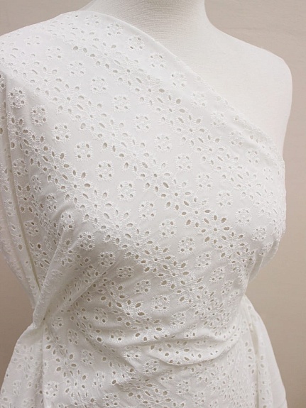 Шитье "Цветочное" цв.молочно-белый, общ.ш.1.49м, вышитой части 1.34м, батист, хлопок-100%