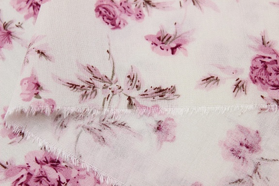 Штапель "Цветочный романс" цв.розовый/молочный, ш1.45м, вискоза-100%, 90гр/м.кв 