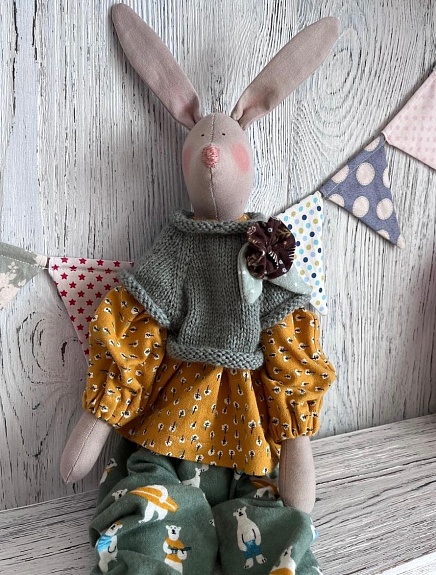 Интерьерная игрушка ручной работы из бязи и теплого хлопка  "Зайка"