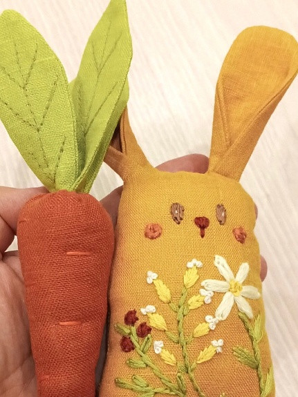 Игрушечные кролики из полульна с вышивкой