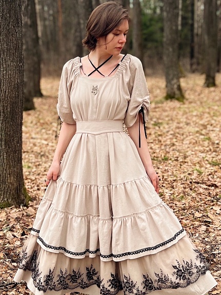 Платье из хлопка крэш в бежевом цвете с зеленым оттенком