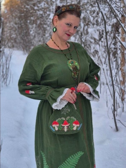 Льняное платье в цвете Болотная зелень