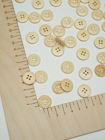 Пуговица светлое дерево,18мм, 4 отверстия#047601