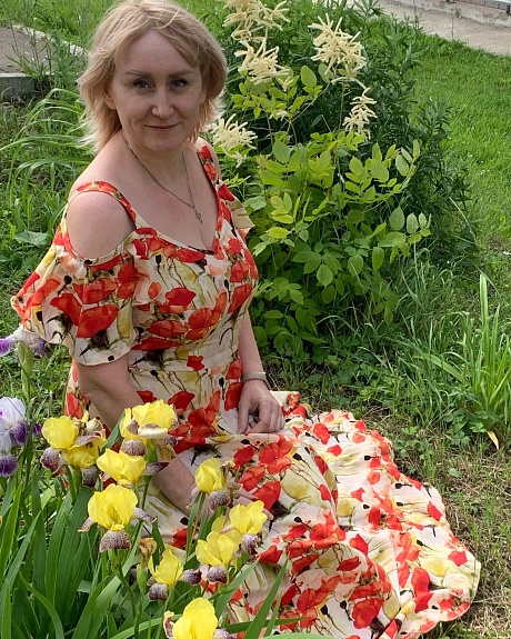 Платье на бретелях и свисающим рукавом-воланом из штапеля Премиум "Маковка"