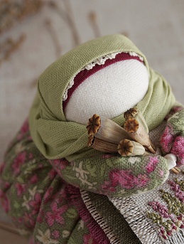 Куколка в народном стиле в наряде из теплого хлопка и многослойном льняном фартучке