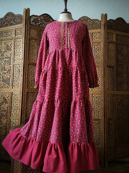 Платье из Теплого хлопка "Мелкие цветочки с веточками на малиновом"