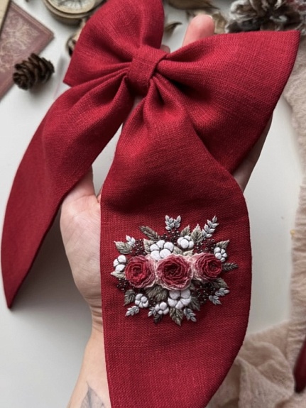 Льняной бантик с вышивкой