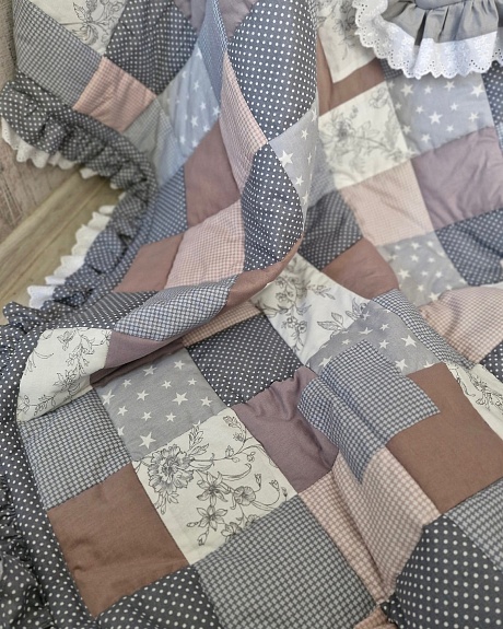 Покрывало и декоративная подушка в стиле пэчворк из перкали, поплина, бязи и оборки из шитья