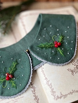 Съемный воротник из полульна с праздничной вышивкой