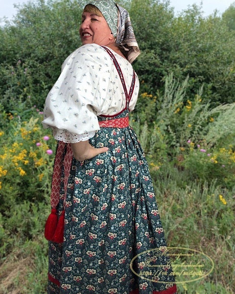 Наряд из поплина "Самоцветы - малахит" и сатина "Голубые бутончики"