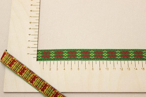 Жак.лента 17мм Узор красные снежинки на сверкающем зеленом