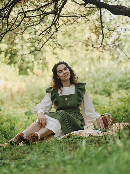 Платье из фактурого хлопка с фартуком из костюмного льна