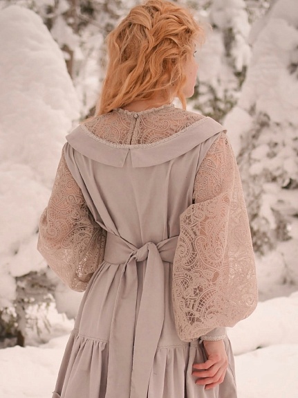 Платье из микровельвета в пепельно-сером цвете