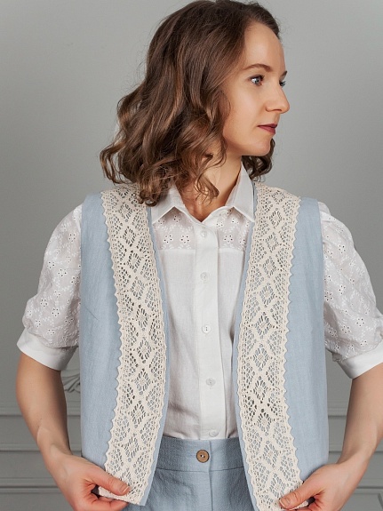 Жилет из крапивы в бирюзово-сером цвете