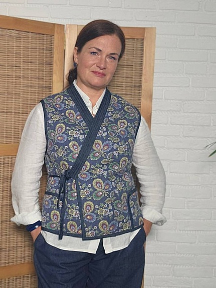 Жилет стеганый двусторонний из перкаля "Павушка"