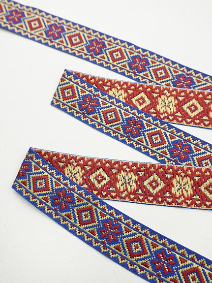 Жак.лента 32мм Красно-желтые снежинки с ромбиками на васильковом