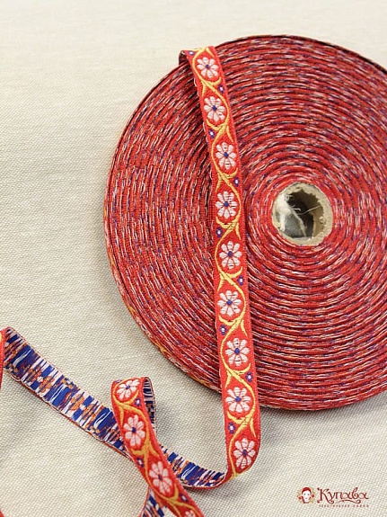 Жак.лента 18мм Белые ромашки на красном