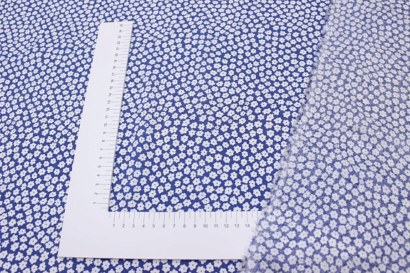 Штапель "Маленькие белые цветочки на джинсовом", ш.1.43м, вискоза-100%, 90гр/м.кв