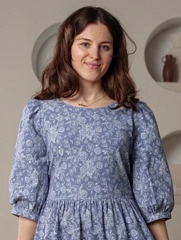 Женское платье из теплого хлопка "Букеты пионов на серо-фиолетовой дымке"