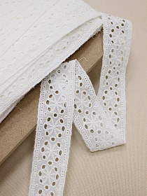 Шитье цв.молочно-белый (общая ширина 40мм, ширина вышивки 40мм), хлопок-100%, батист