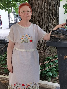 Платье из полульна с вышивкой
