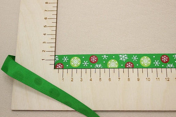 Лента репсовая "Шарики со снежинками на зеленом", ш.16мм