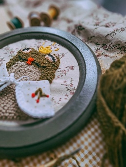 Картина с ковровой вышивкой и фоном из плательного хлопка с микроворсом