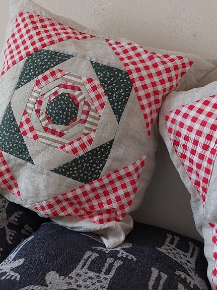 Комплект домашнего текстиля в технике пэчворк с фигурной стежкой