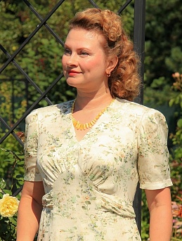 Платье из вискозного атласа "Весенние грезы"