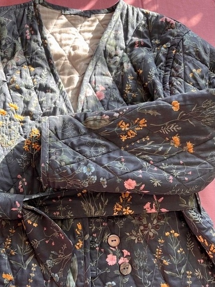 Стильный ватничек с поясом из сатина "Ароматное лето" и подкладкой из муслина Премиум двухслойного гладкого