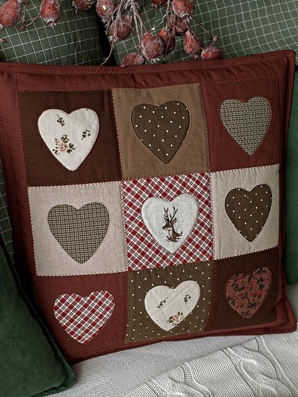 Подушка в технике пэчворк из теплого хлопка и пестряди