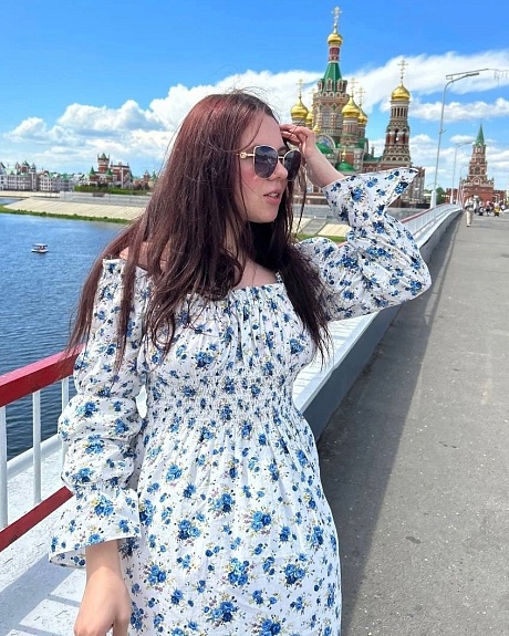 Платье из импортного хлопка "Синие букеты роз на белом"