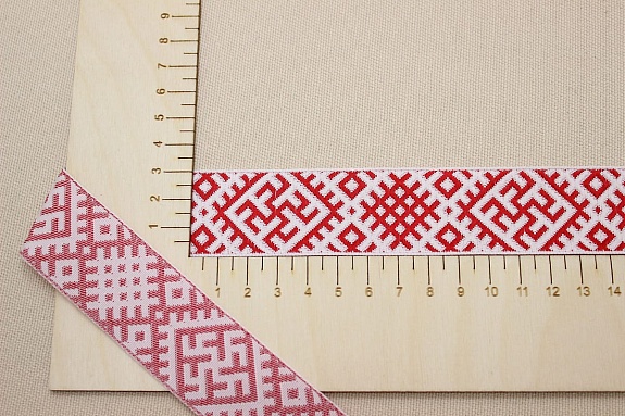 Жак.лента 32мм Темно-красные славянские знаки на белом