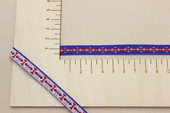 Жак.лента 10мм Красно-белый орнамент на васильковом