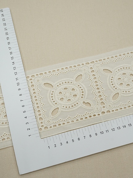 Шитье цв.кремовый (общая ширина 120мм, ширина вышивки 110мм), хл-100%, батист, раппорт 11см