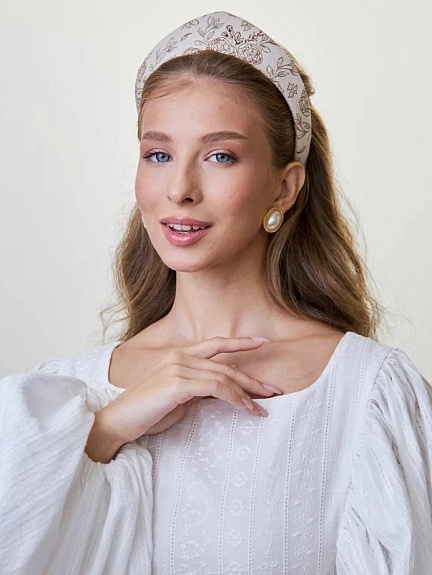 Кокошник из теплого хлопка "Букеты пионов на светло-кремовом"